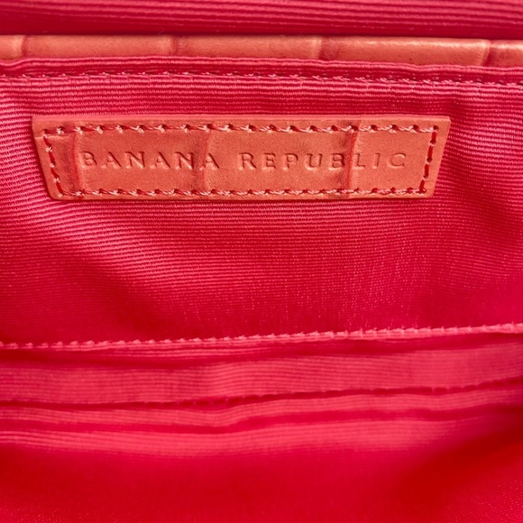 BANANA REPUBLIC - Banana Republic Clutch in Croc Embossed 100% Leather Dust Pink - Picture 5 of 6